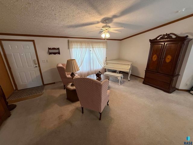 135 E Orleans Pl Place, Sioux Falls, SD 57110