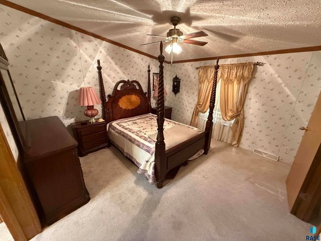 135 E Orleans Pl Place, Sioux Falls, SD 57110