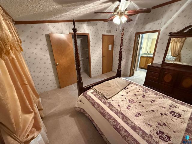 135 E Orleans Pl Place, Sioux Falls, SD 57110