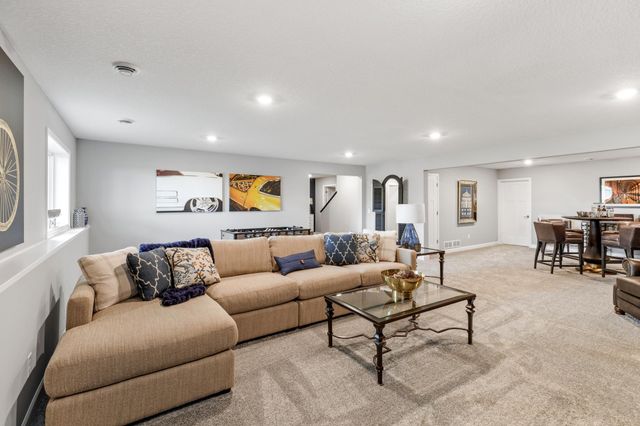 5192 Long Pointe Bay, Woodbury, MN 55129