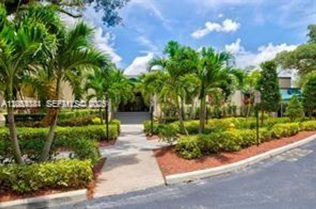 1713 Whitehall Drive 306, Davie, FL 33324