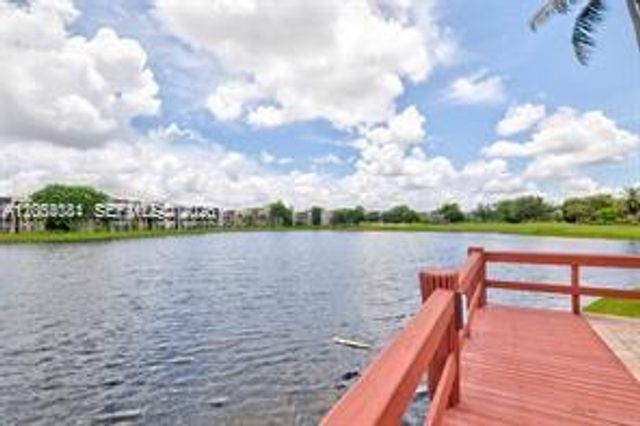 1713 Whitehall Drive 306, Davie, FL 33324