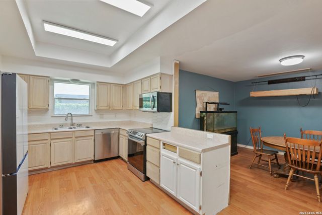 9210 SHADOW LAWN CIR, Converse, TX 78109