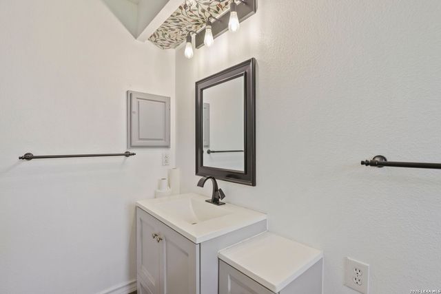 9210 SHADOW LAWN CIR, Converse, TX 78109