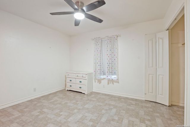 9210 SHADOW LAWN CIR, Converse, TX 78109