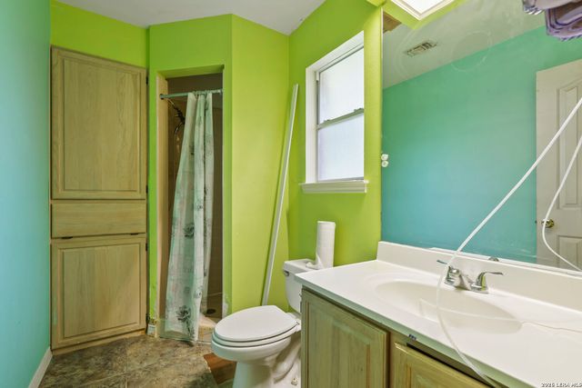 9210 SHADOW LAWN CIR, Converse, TX 78109