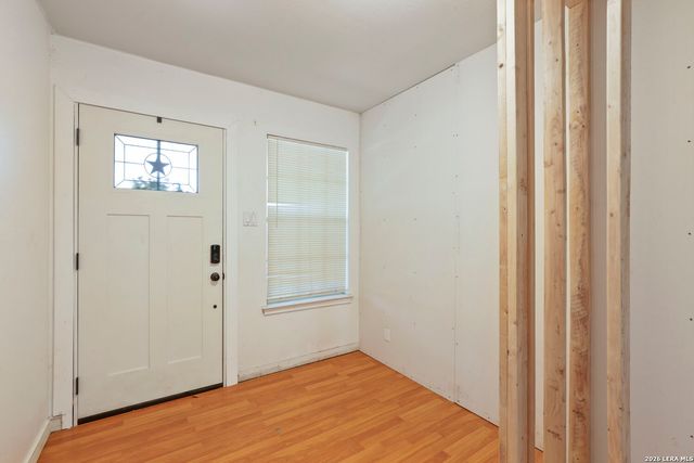 9210 SHADOW LAWN CIR, Converse, TX 78109
