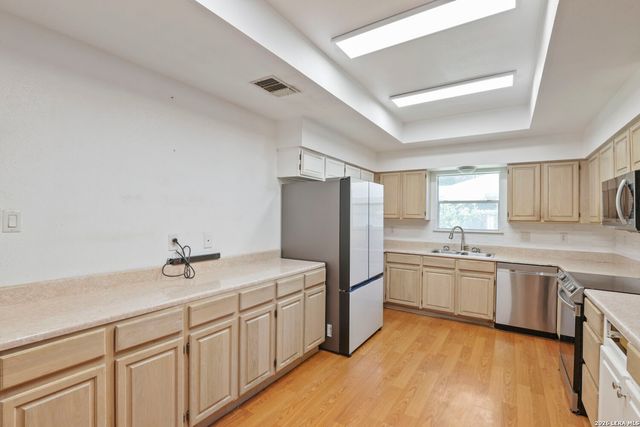 9210 SHADOW LAWN CIR, Converse, TX 78109