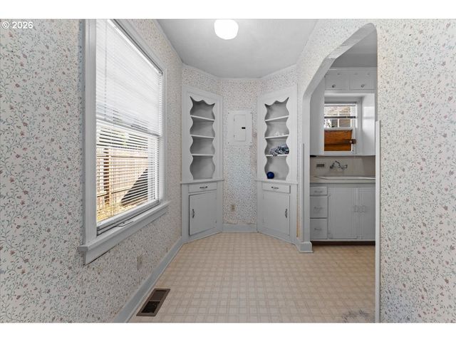 5926 Ne GOING St, Portland, OR 97218