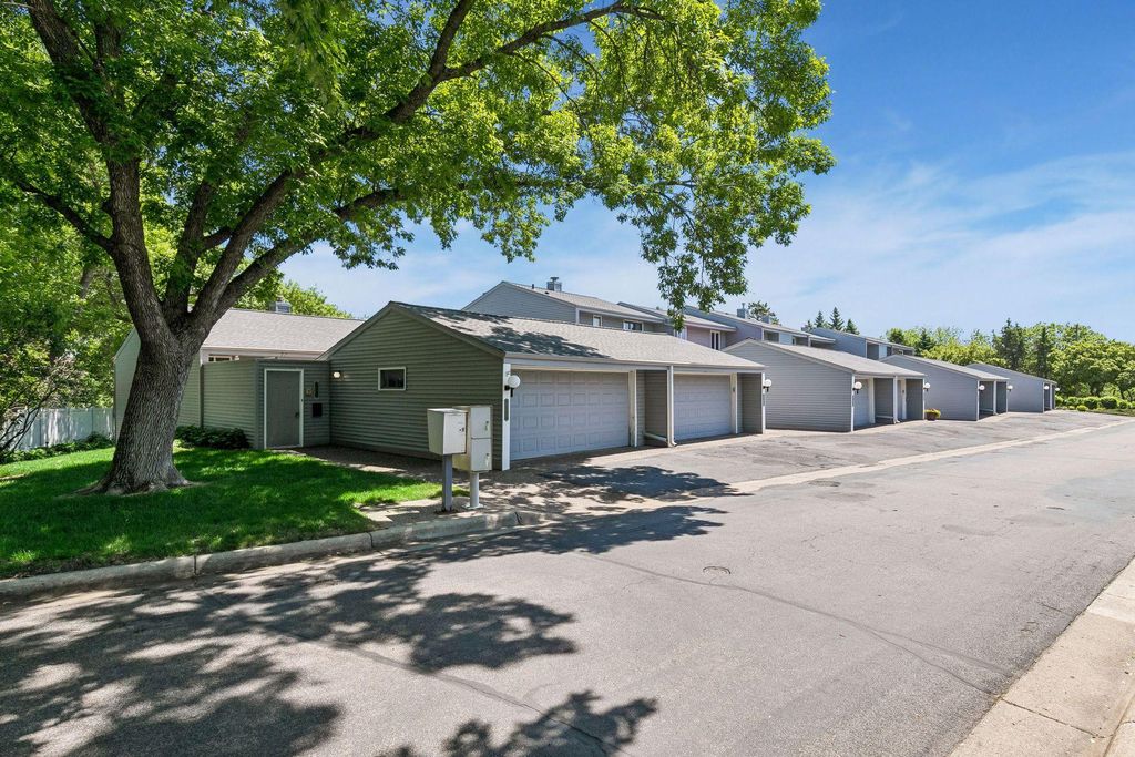 2666 Mackubin Street, Roseville, MN 55113