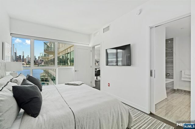 800 Ave At Port Imperial Boulevard 914, Weehawken, NJ 07086