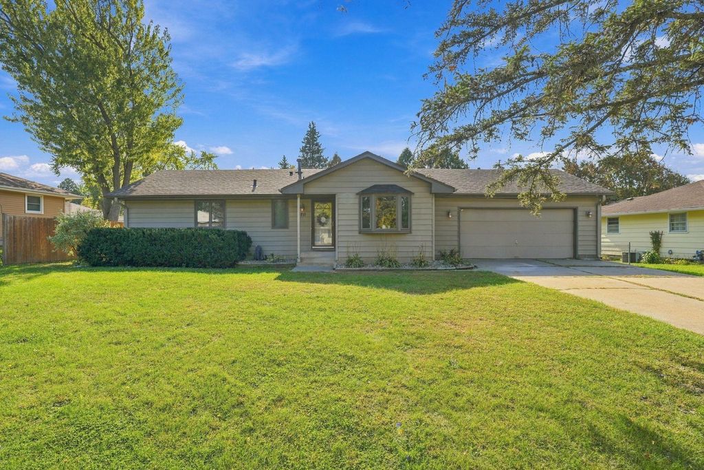 8711 61st Avenue N, New Hope, MN 55428 — exterior