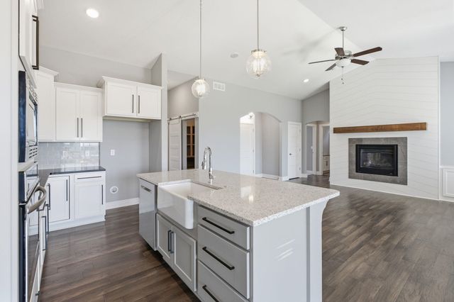 1021 W Ledgestone, Andover, KS 67002