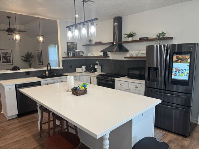 2114 W Humble Avenue, Baytown, TX 77520