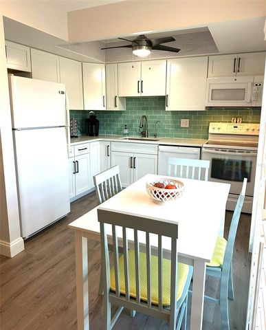 12 QUAILS RUN BOULEVARD 12, Englewood, FL 34223