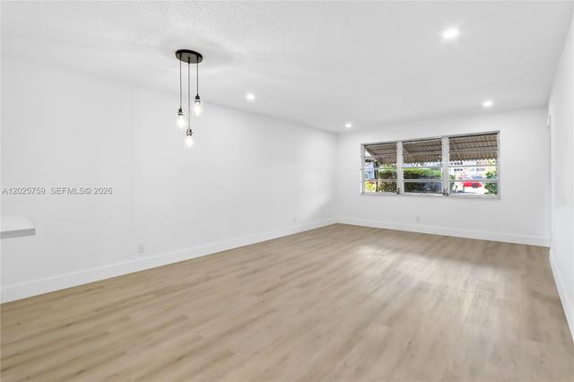 410 SE 2nd St 114, Hallandale Beach, FL 33009