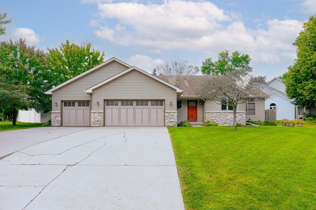 915 Ferndale Street S, Maplewood, MN 55119