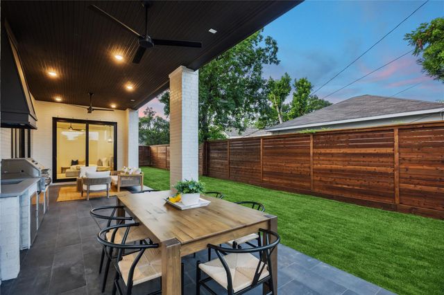 431 W 30th Street, Houston, TX 77018