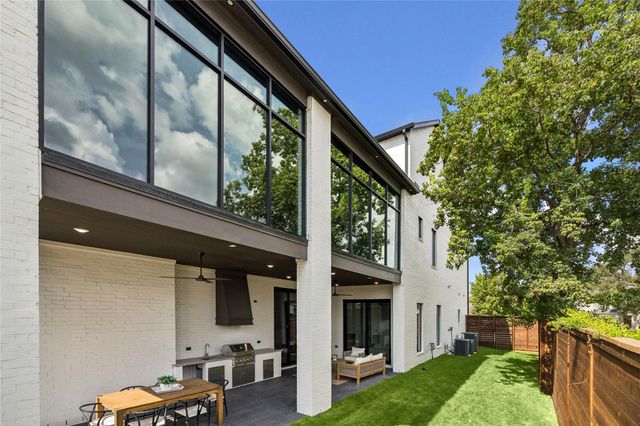 431 W 30th Street, Houston, TX 77018