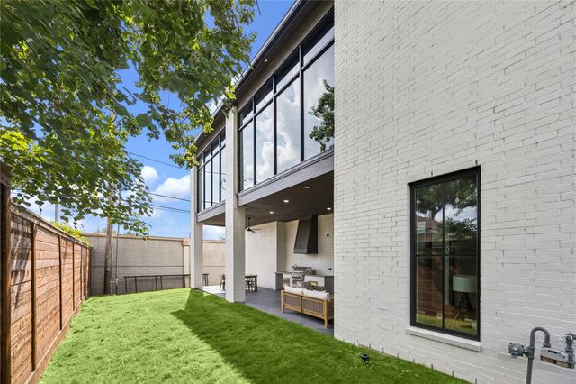 431 W 30th Street, Houston, TX 77018