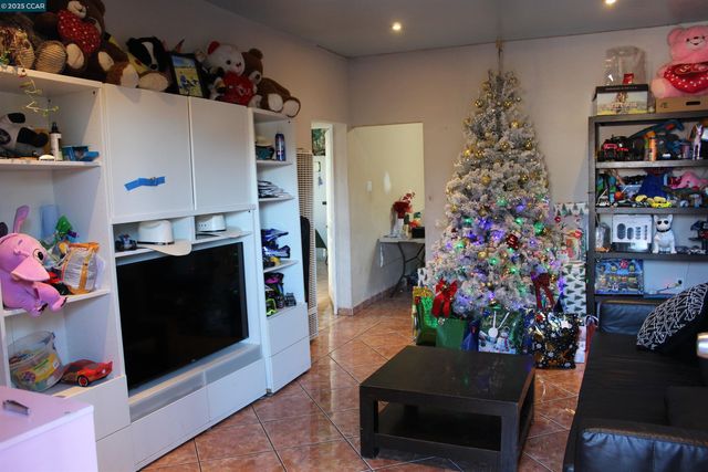 747 9th, Richmond, CA 94801