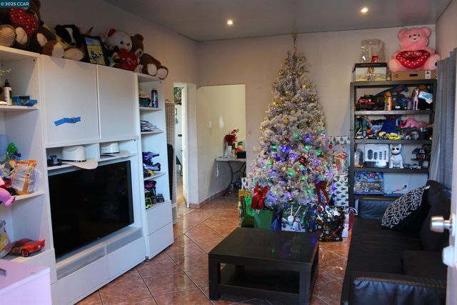 747 9th, Richmond, CA 94801