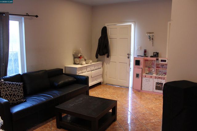 747 9th, Richmond, CA 94801