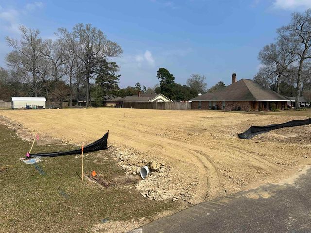 5718 Landmor Dr, Central, LA 70739