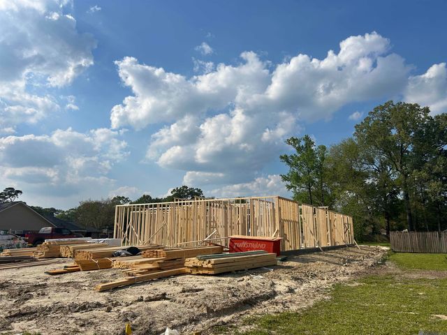 5718 Landmor Dr, Central, LA 70739