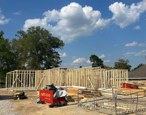 5718 Landmor Dr, Central, LA 70739