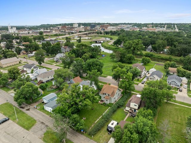 424 5th ave. NW, Minot, ND 58703