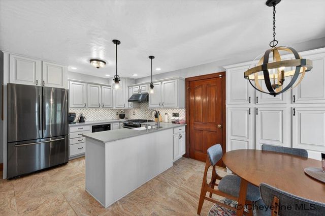 6850 HAWTHORNE DR, Cheyenne, WY 82009