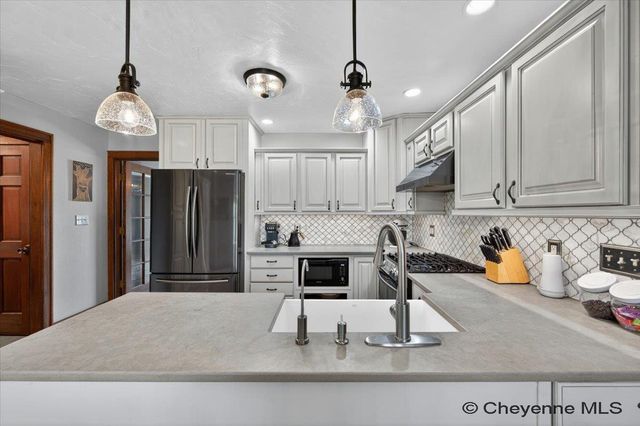 6850 HAWTHORNE DR, Cheyenne, WY 82009