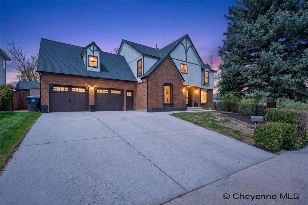 6850 HAWTHORNE DR, Cheyenne, WY 82009