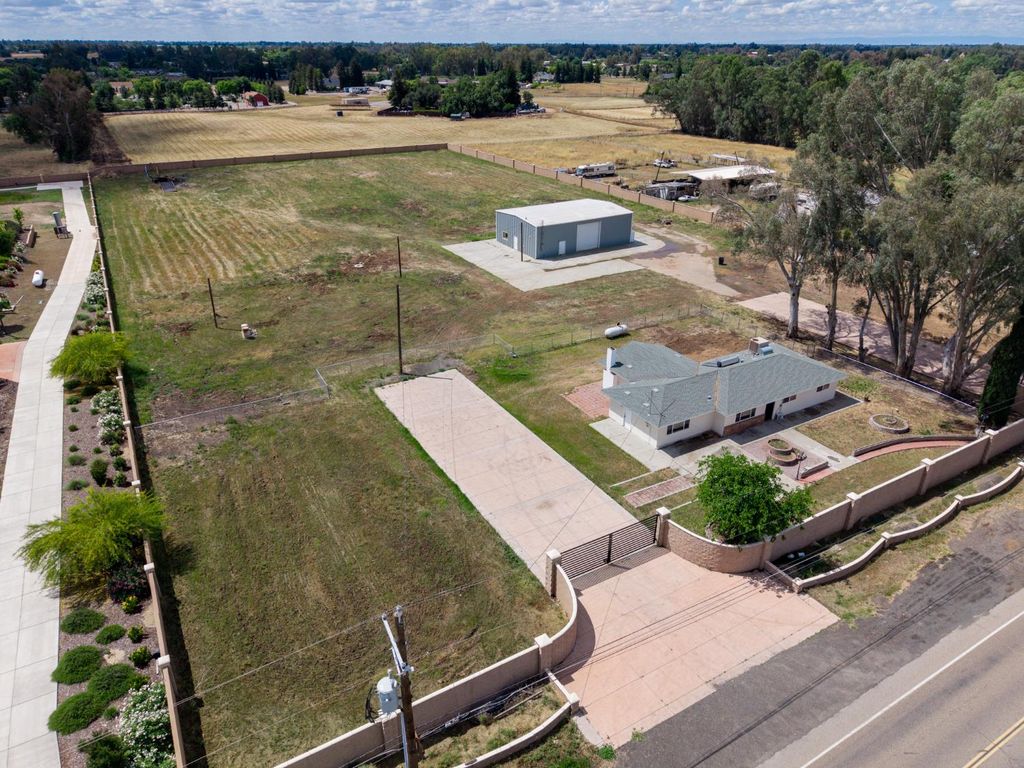 Image 2 of property listing at 12447 E Herndon Avenue, Clovis, CA 93619