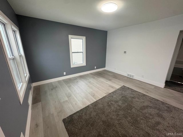 128 E Breen Avenue, Kingsford, MI 49802