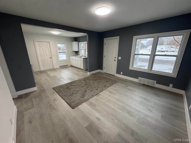 128 E Breen Avenue, Kingsford, MI 49802