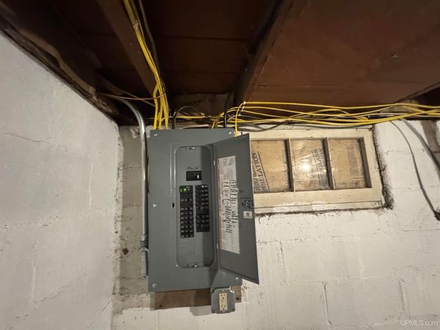 128 E Breen Avenue, Kingsford, MI 49802