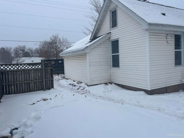 128 E Breen Avenue, Kingsford, MI 49802