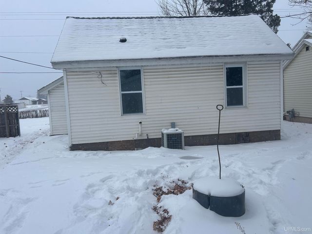 128 E Breen Avenue, Kingsford, MI 49802