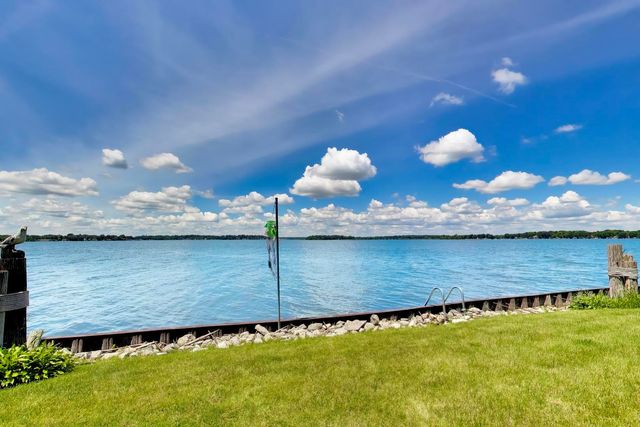 37292 N Stanton Point Road, Ingleside, IL 60041