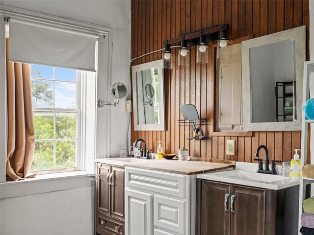 426 E Ranch Road 962 East, Round Mountain, TX 78663