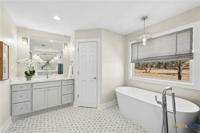 1276 Canyon Crossing View, Dripping Springs, TX 78620