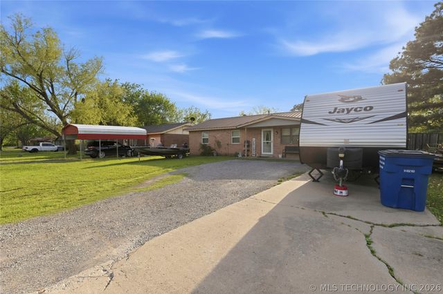 902 S Lincoln Ave Avenue, Wagoner, OK 74467