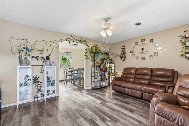 902 S Lincoln Ave Avenue, Wagoner, OK 74467