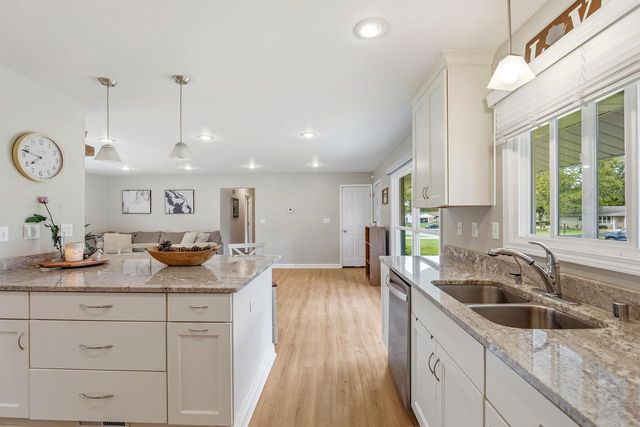 14465 Lindsay DRIVE, Brookfield, WI 53005