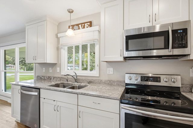 14465 Lindsay DRIVE, Brookfield, WI 53005