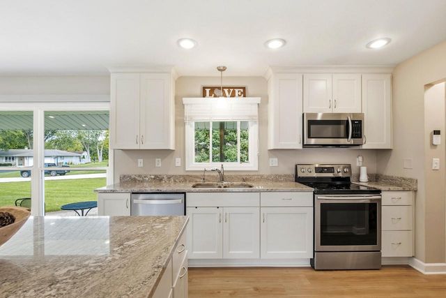 14465 Lindsay DRIVE, Brookfield, WI 53005