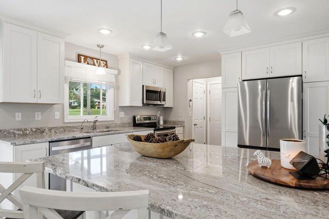 14465 Lindsay DRIVE, Brookfield, WI 53005