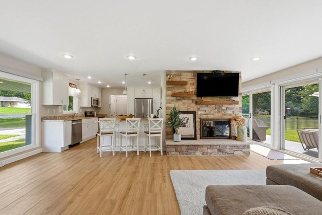 14465 Lindsay DRIVE, Brookfield, WI 53005